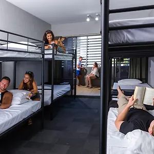 gilligans-backpacker-hotel-and-resort.cairnshotels4all.com/